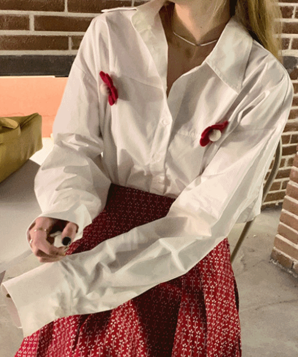플라워브로치 루즈핏 화이트 셔츠 남방 블라우스 가을 겨울 간절기